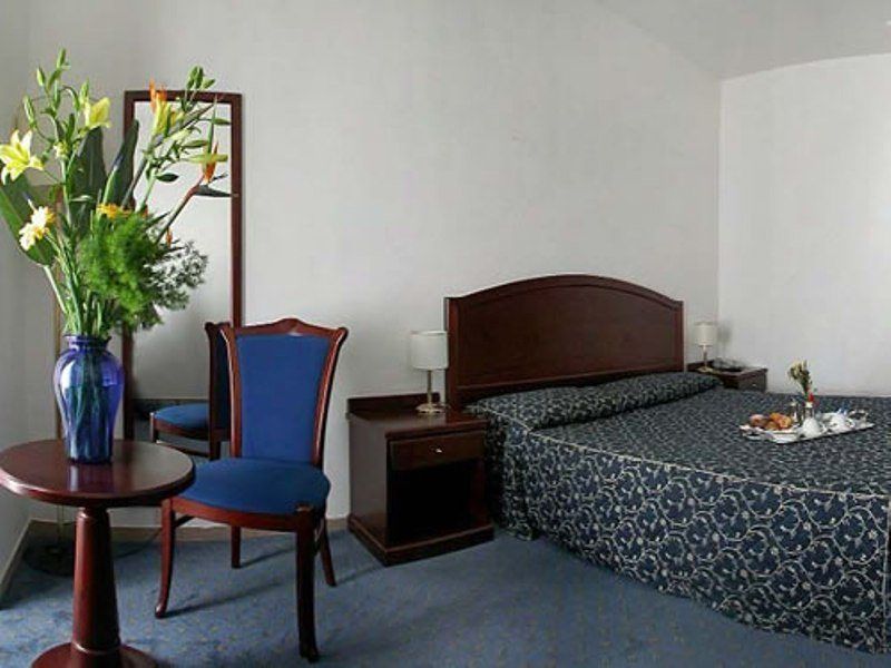 Hotel Mediterraneo شيفيتافيكْيا الغرفة الصورة